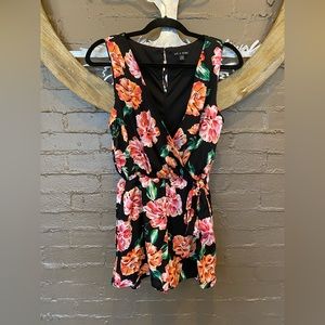 NWOT **Floral Romper 🌺 🖤 with button neck in back and double layer shorts